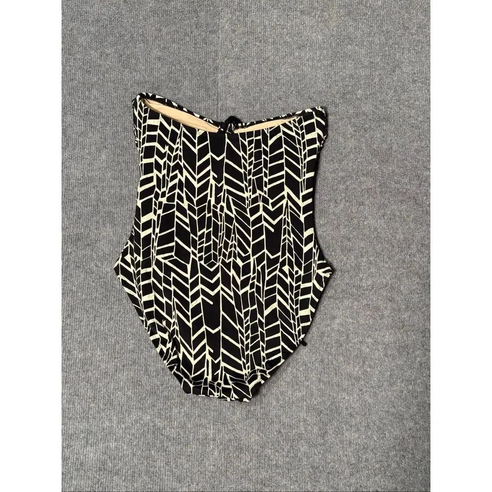 La Blanca by Rod Beattie One Piece Swimsuit Black White Geometric Halter Size 8 - Picture 2 of 5
